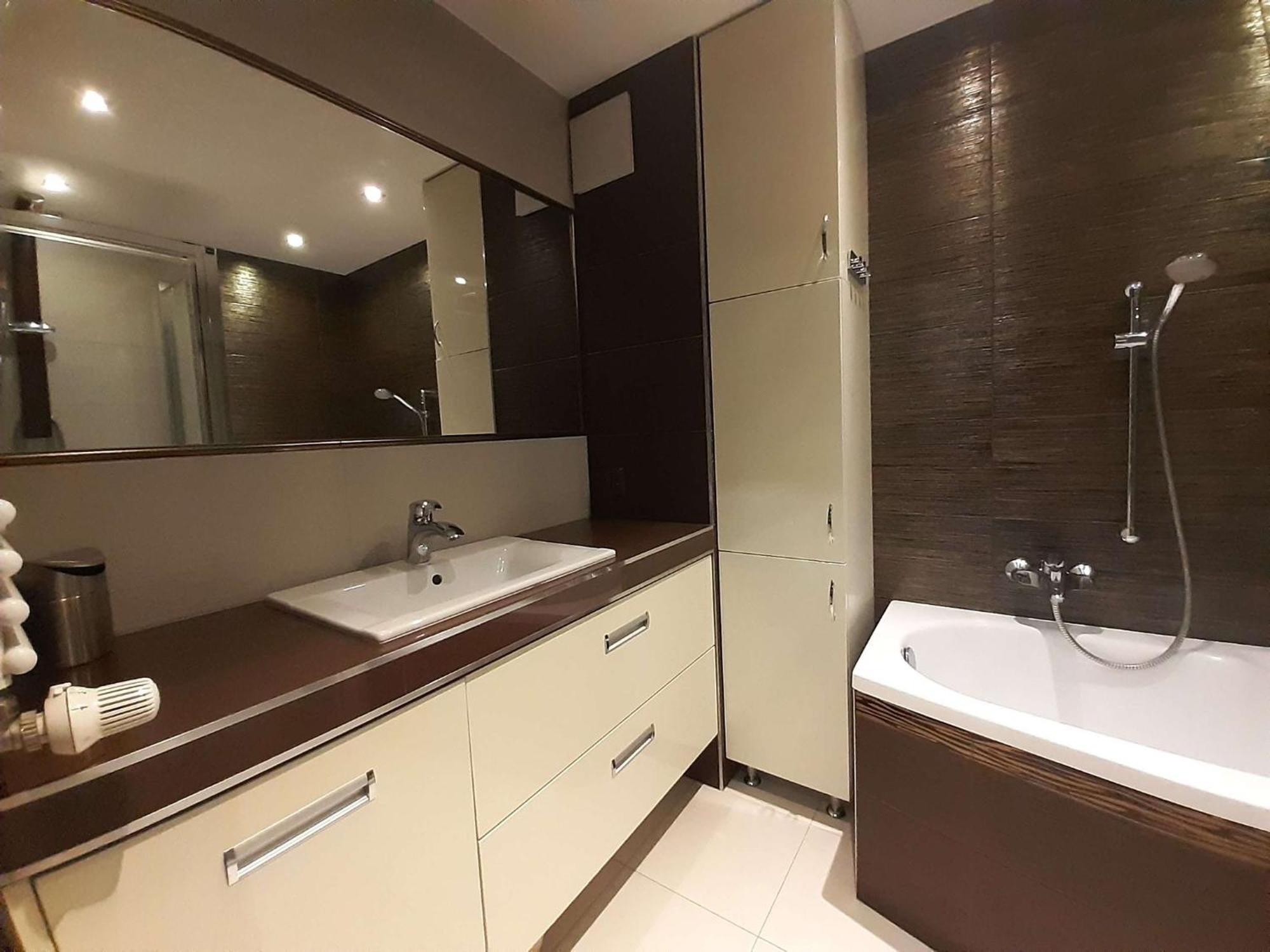A Beautiful, Modern, Air-conditioned And Furnished 3-room *